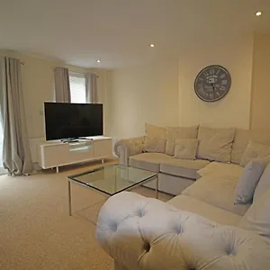  Apartment Sillars Getaways - Modern Four Bedroom Town House