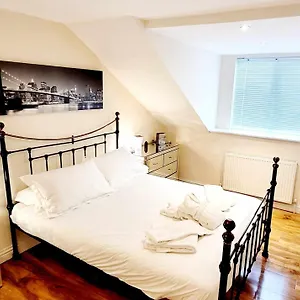  Apartment 4 - Striking, 2 Bedroom Luxury - Close To Town, Mainline Rail & Theatre